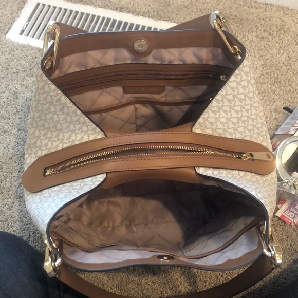 Michale kors purse - Picture 3 of 5